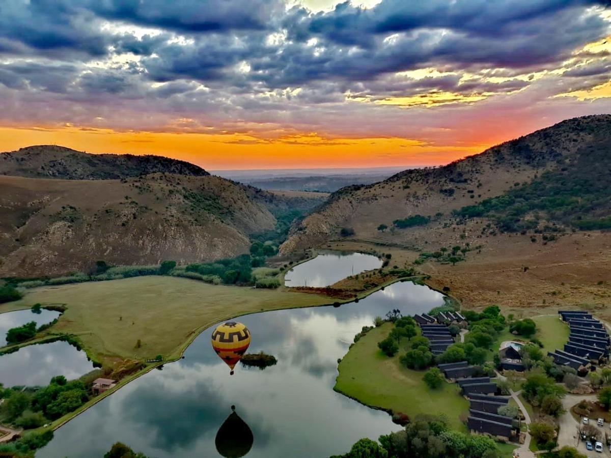 Kloofzicht Lodge & Spa Krugersdorp Exterior photo Hot air balloon over the San Luis Reservoir