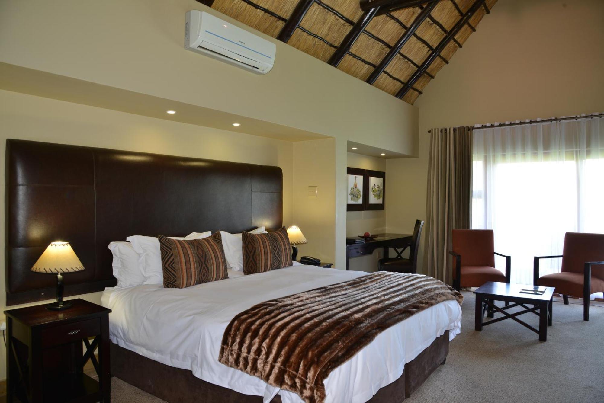Kloofzicht Lodge & Spa Krugersdorp Room photo A bedroom at the Tintswalo Safari Estate