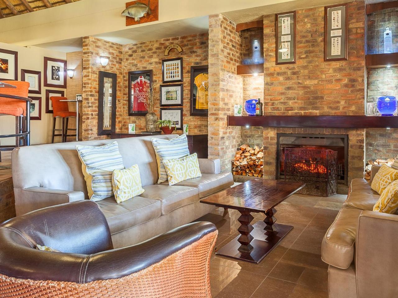 Kloofzicht Lodge & Spa Krugersdorp Exterior photo The interior of the clubhouse at the Royal Natal National Park Golf Course