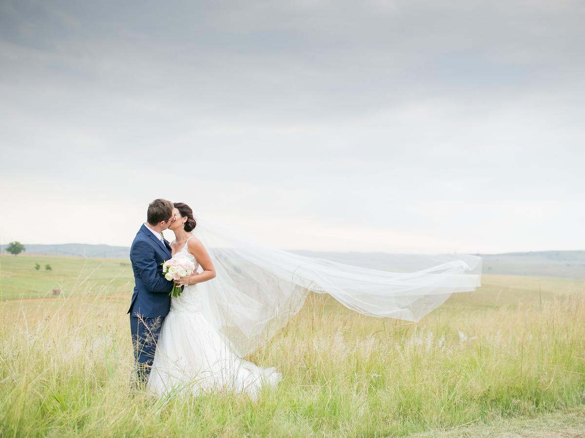Kloofzicht Lodge & Spa Krugersdorp Exterior photo Wedding couple