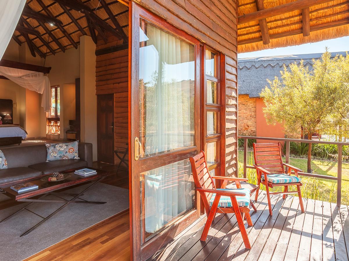 Kloofzicht Lodge & Spa Krugersdorp Exterior photo A view of the interior of a suite at the resort
