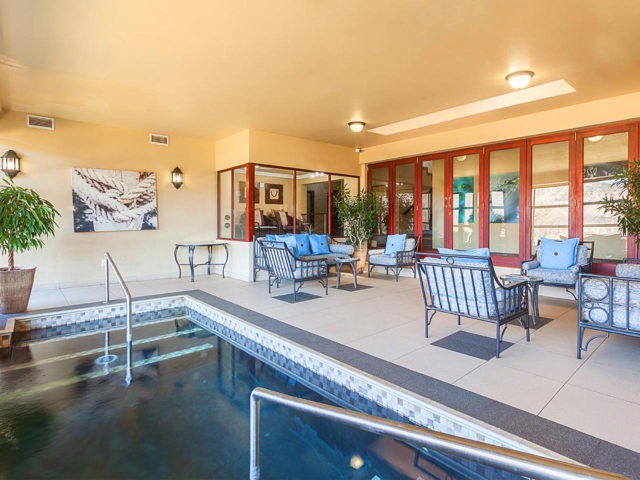 Kloofzicht Lodge & Spa Krugersdorp Exterior photo The pool at the 1010 Chestnut Street clubhouse
